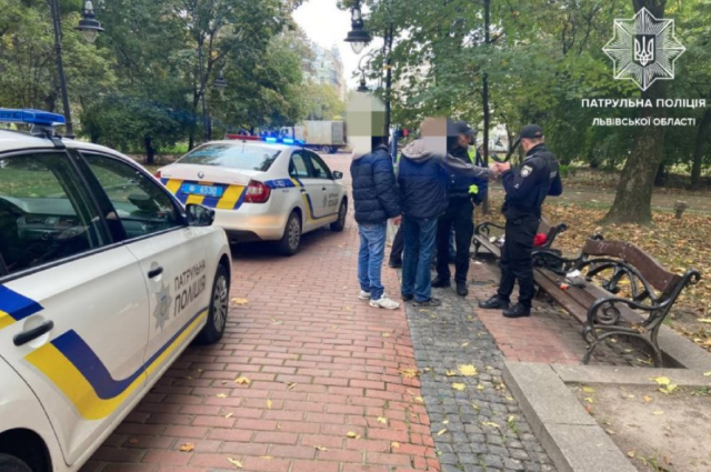 Открыли стрельбу в парке: во Львове патрульные задержали пьяную компанию