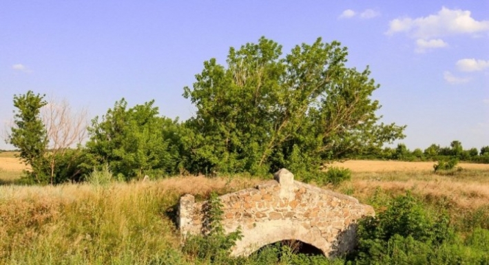 В Запорожской области обнаружили каменный мост, ему 200 лет (фото)