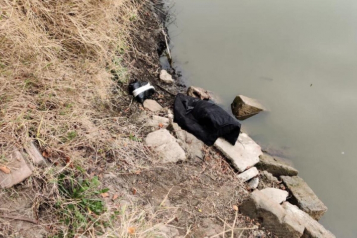 Тело в канале: в Одесской области мужчину убили камнем (фото)
