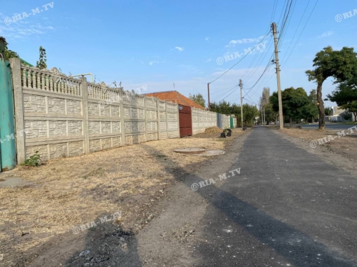 В Мелитополе проложили тротуар там, где его никогда не было (фото, видео)