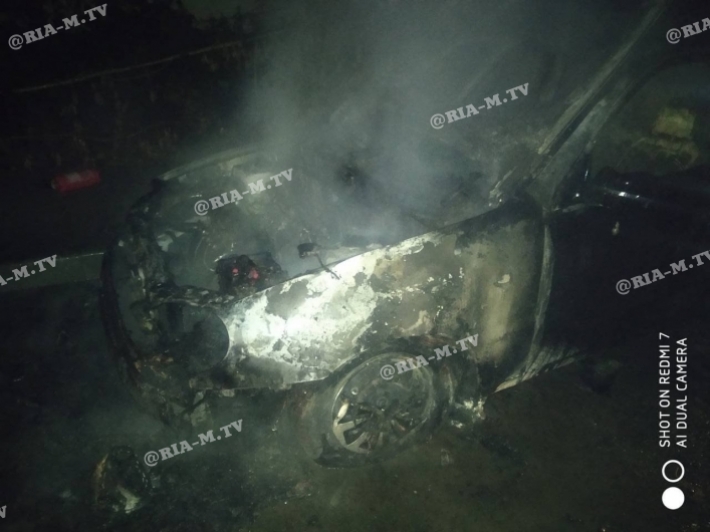 В Мелитополе сгорел автомобиль - видео с места происшествия. Что говорят спасатели