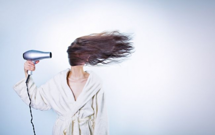 Мыть нужно не голову: парикмахер рассказала, почему волосы быстро жирнеют