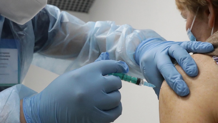 Тело раскалывалось на атомы – жители Мелитополя делятся ощущениями после вакцинации от коронавируса