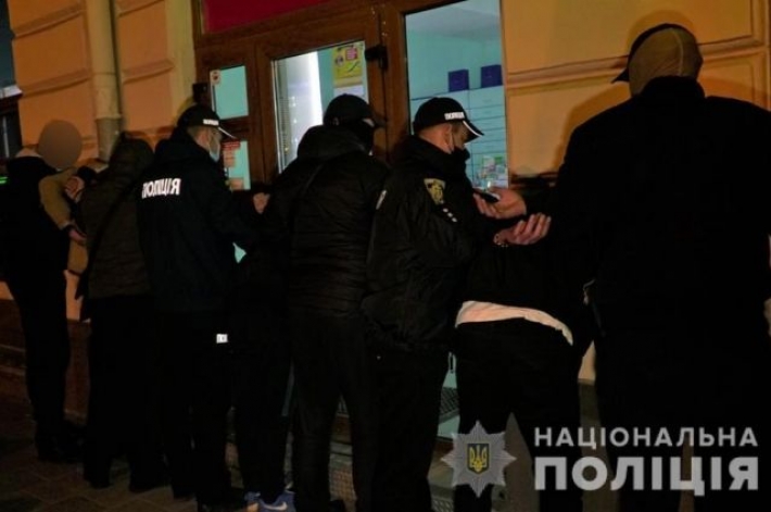 Похитили девушку и требовали выкуп: во Львове задержали банду преступников