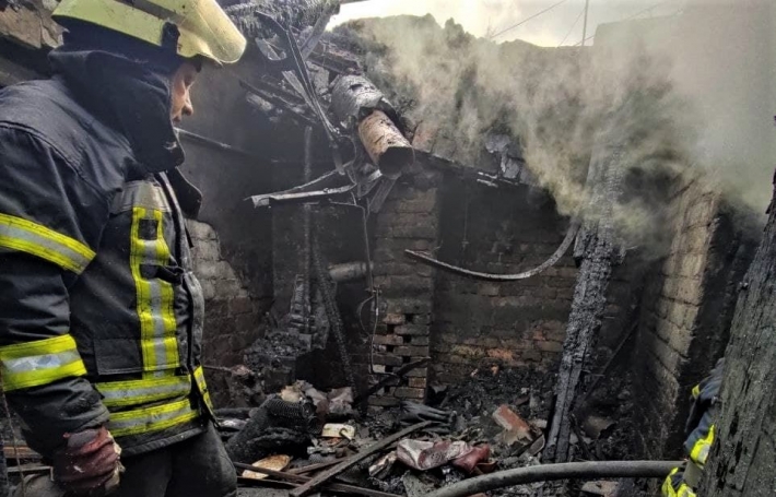 В Запорожье во время пожара полностью выгорел частный дом (фото)