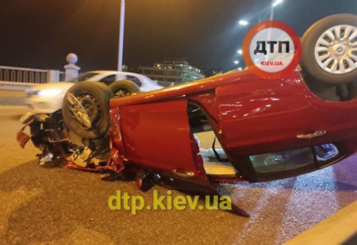В Киеве пьяный водитель устроил ДТП с переворотом на въезде на мост: фото