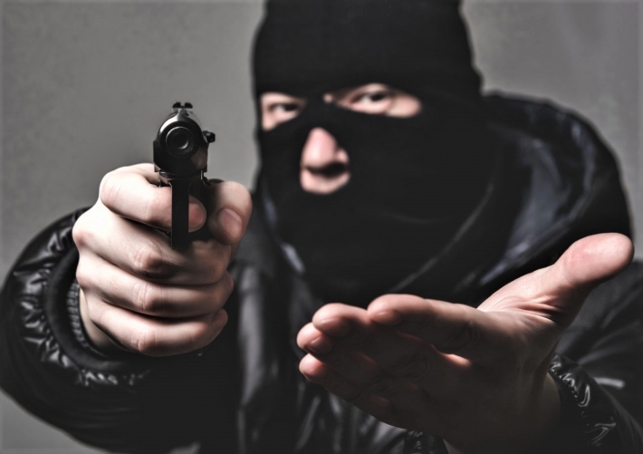 В Запорожской области вооруженный рецидивист вломился в дом и ограбил хозяина