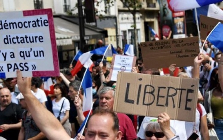 Во Франции против COVID-пропусков протестовали 40 тысяч человек
