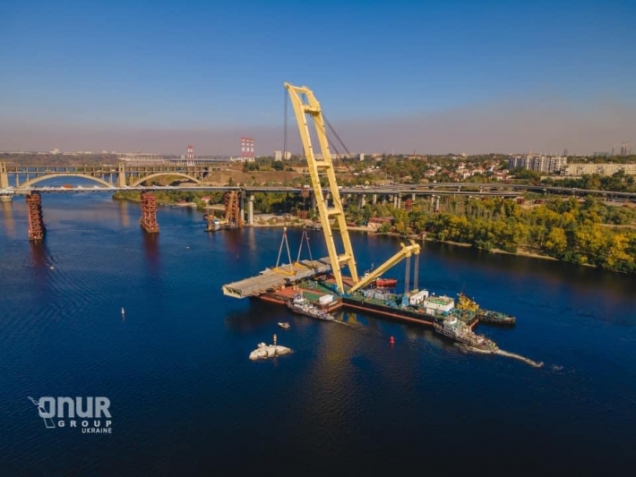 Мостостроители смонтировали уже вторую секцию низовой части вантового моста в Запорожье (ФОТО)