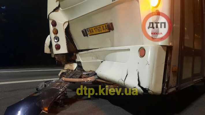 Уничтожил машину и чудом выжил: в Киеве пьяный водитель устроил опасное ДТП, фото и видео