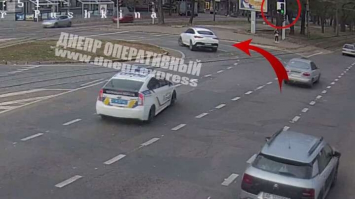 В Днепре Mercedes повернул на выключенную секцию светофора при патрульных: видео момента