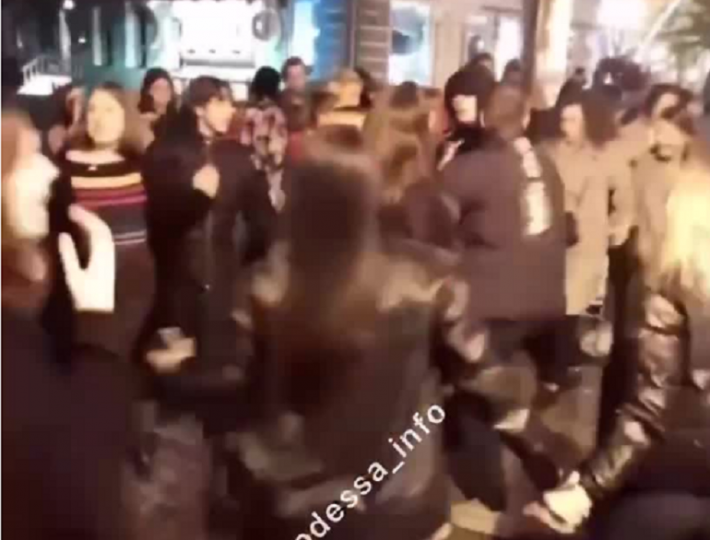 Одесса "отмечает" переход в "красную" зону: молодежь устроила массовые гуляния, видео
