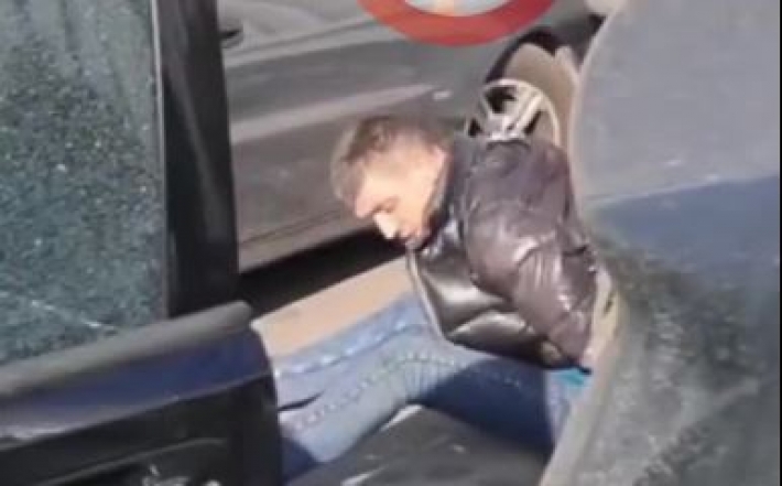 В Киеве водитель убегал от полиции и столкнулся с несколькими авто: видео