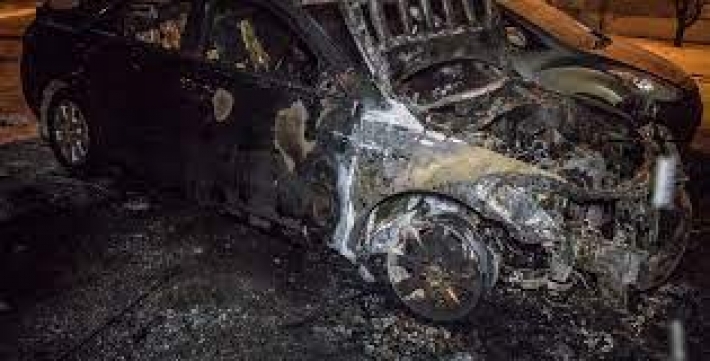 Самый злополучный дом в Киеве: под ним сожгли уже пятую машину, видео