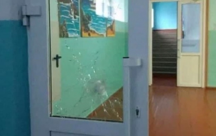 В РФ директор школы уговорила ученика с ружьем не стрелять (фото)