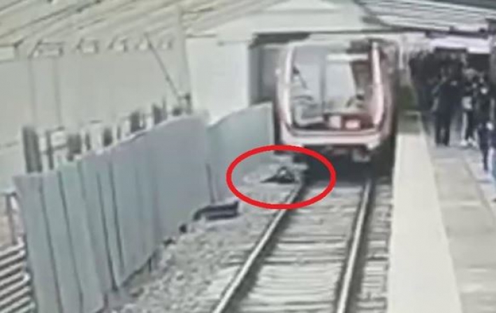 В метро Москвы мужчина прыгнул под поезд (видео)
