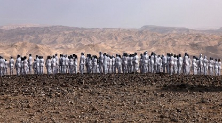 Художник собрал 200 голых людей на берегу Мертвого моря и показал экологическую катастрофу