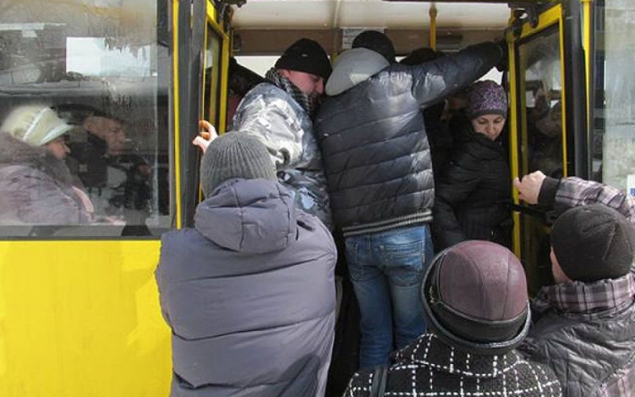 Садился в маршрутку, а получил удар ножом в живот: в Киеве на остановке случился кровавый конфликт