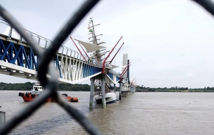 Военный парусник врезался в мост в Эквадоре (видео)