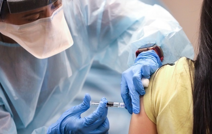 В США разрешат смешивать вакцины для бустерной COVID-прививки - NYT