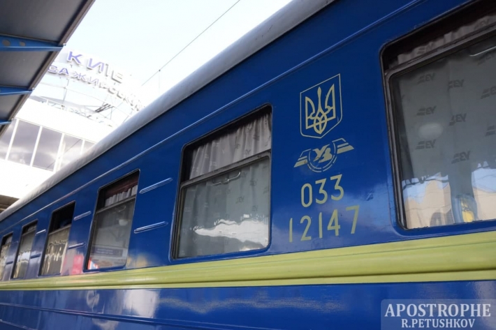 Вагон "замироточил": в сети показали видео нового ЧП в поезде "Укрзализныци"