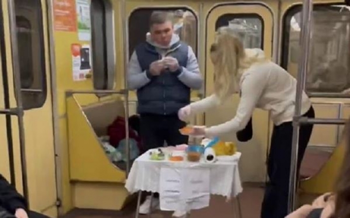В метро Харькова пассажир устроил "вагон-ресторан" (видео)