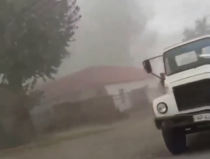 В Мелитополе в частном секторе серьезный пожар (видео)