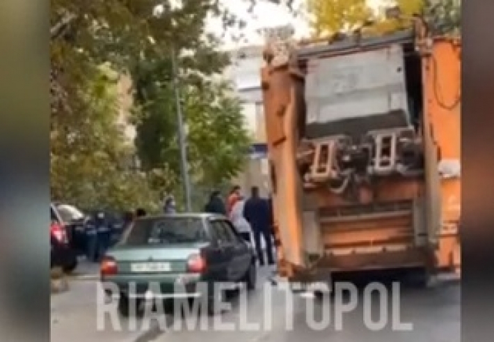 В Мелитополе возле детского сада в аварию попал мусоровоз (видео)