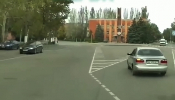 Водитель Ланоса в Мелитополе шокировал маневрами (видео)