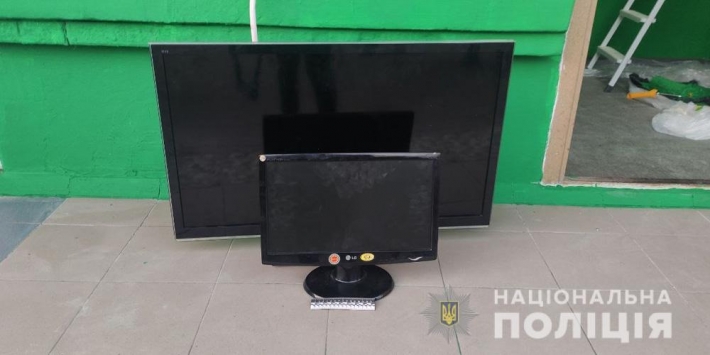 В Бердянске домушник украл у пенсионерки телевизор и компьютер (фото)