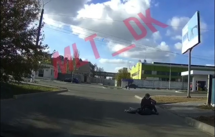 В Мелитополе женщина упала на дорогу и едва не попала под колеса (видео)