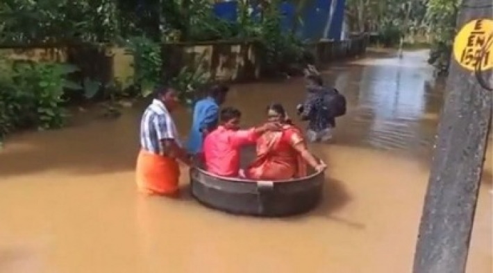 Из-за наводнения в Индии пара приплыла на свою свадьбу в огромной кастрюле (видео)