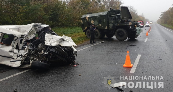 На трассе под Львовом произошло смертельное ДТП с военным грузовиком: фото