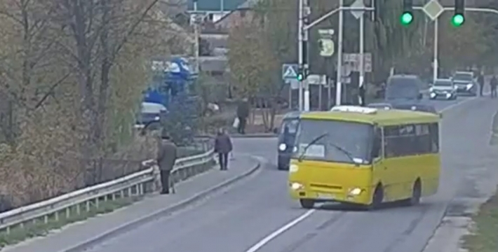 Под Киевом у маршрутки с пассажирами отказали тормоза: момент попал на видео