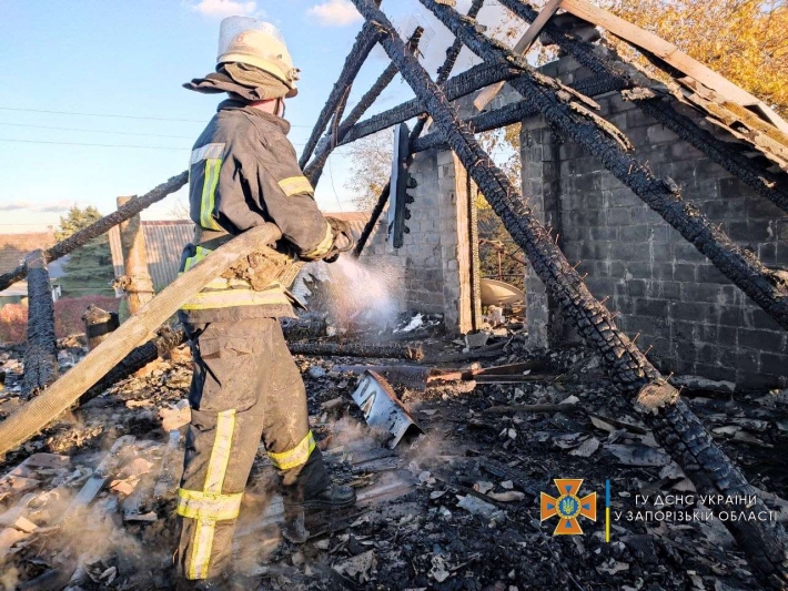 В Запорожском районе сгорела крыша частного дома (фото)