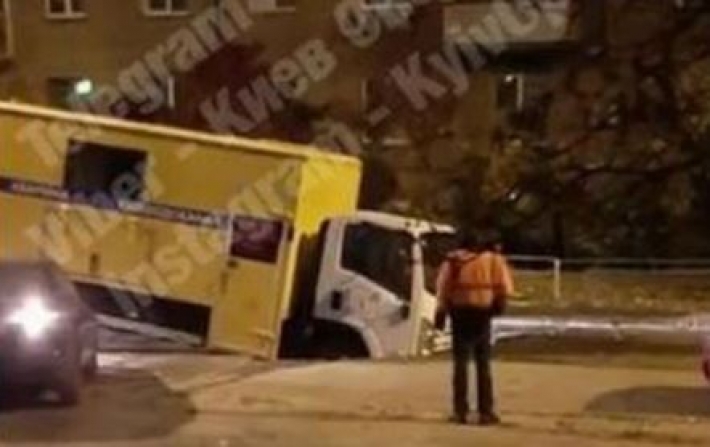 Аварийный автомобиль ушел под асфальт: ночью кипяток залил одну из улиц Киева (видео)