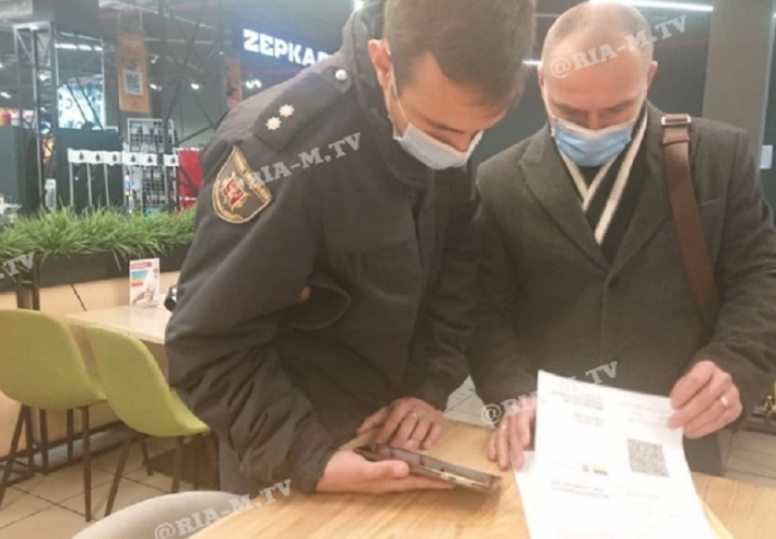 В полиции Мелитополя объяснили, кто может проверить ковидсертификат и справки в супермаркете и кафе (видео)