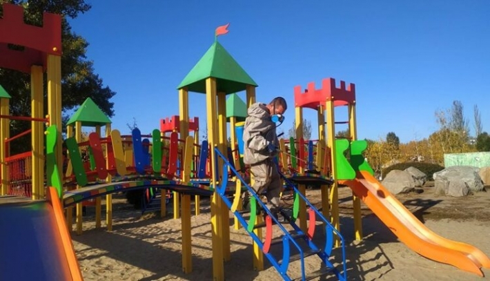 В Запорожье  парки и детские площадки обрабатывают спецраствором (фото)