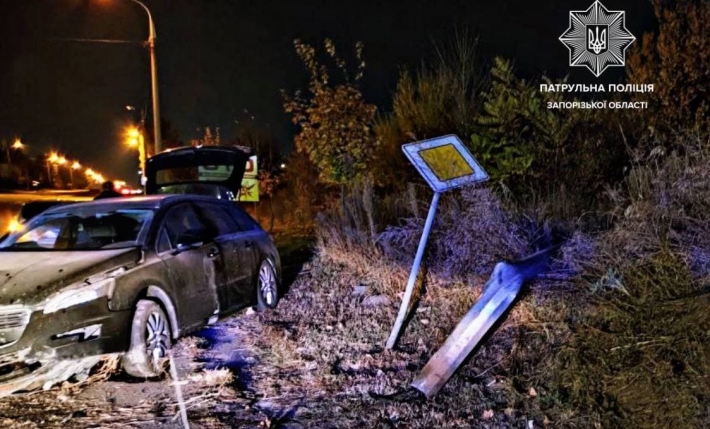 В Запорожье пьяный водитель влетел в электроопору и забор (фото)