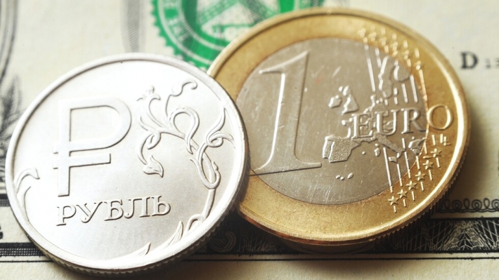 Русские рубли с завтрашнего дня не будут принимать на депозиты