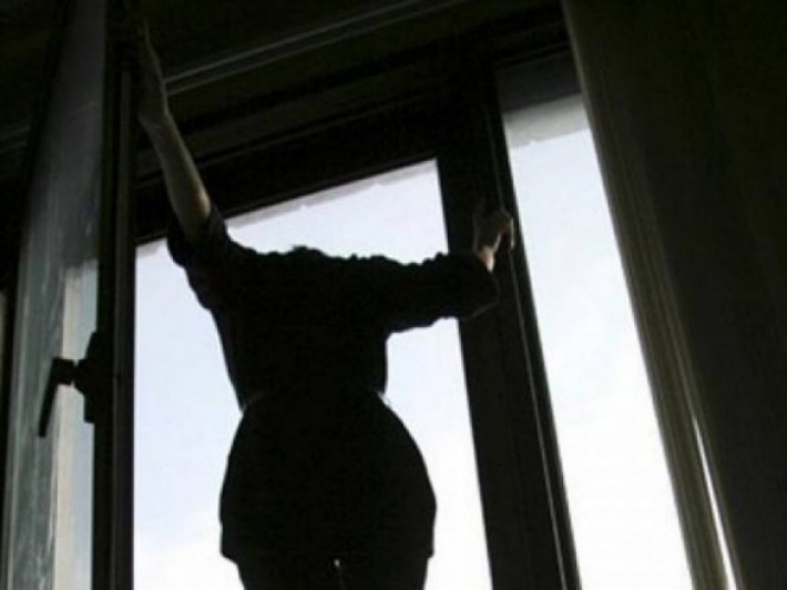 В Николаеве 15-летняя девочка выпала из окна 9-го этажа