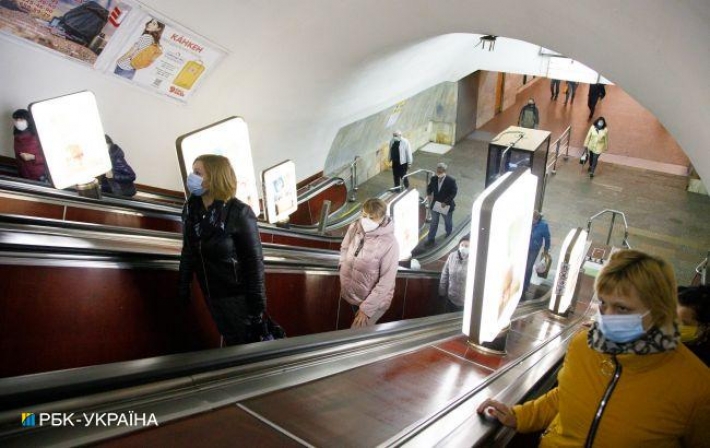 В метро Киева полицейская вытащила с того света пассажира, у которого остановилось сердце (видео)