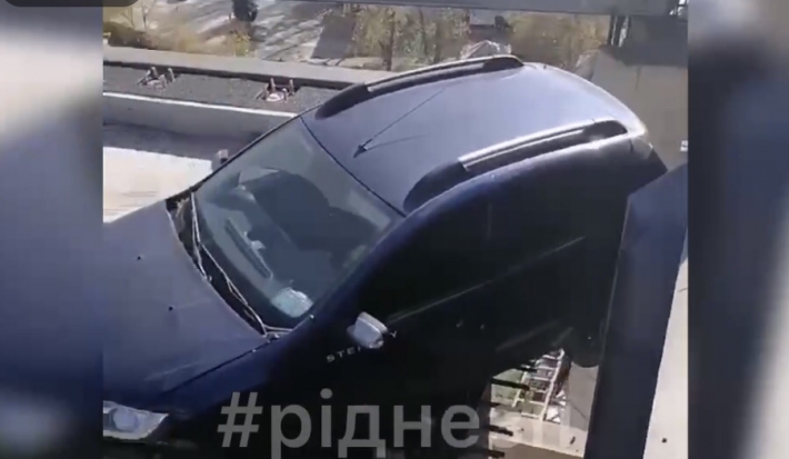 В Запорожье на вантовом мосту едва не сорвался вместе с авто строитель