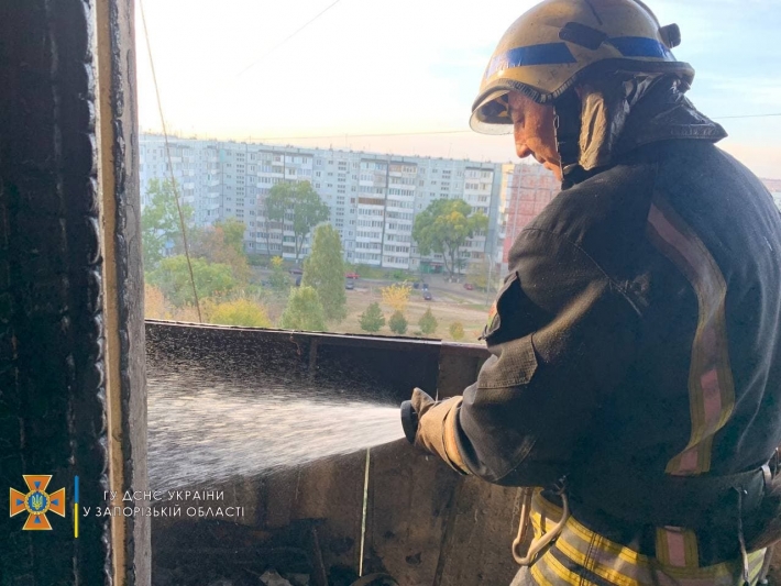 В Запорожье 18 спасателей тушили пожар в девятиэтажке (фото)