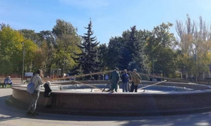 В Мелитополе фонтан законсервировали на зиму (видео)