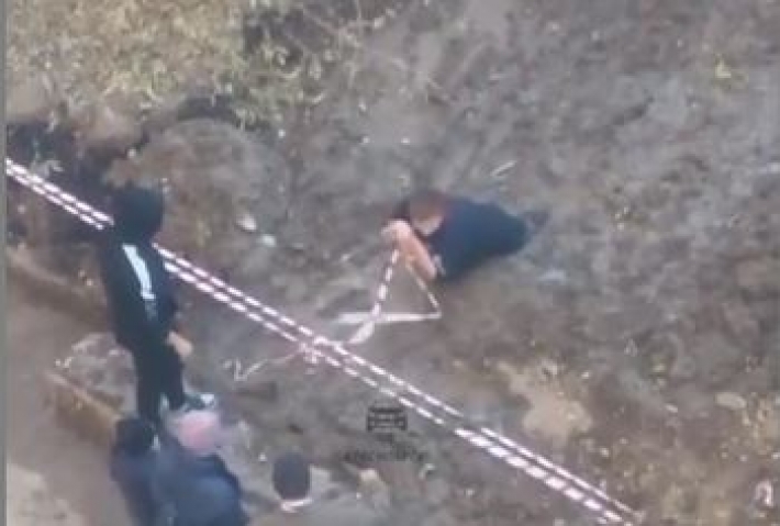 В Красноярске парень увяз в грунте ямы (видео)