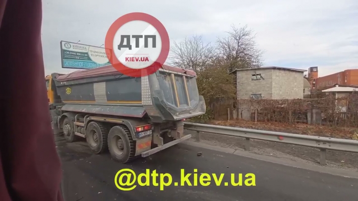 Смертельное ДТП под Киевом: минивен на встречной протаранил грузовик, видео