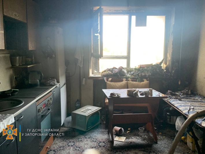 В Запорожье спасатели тушили пожар в многоэтажке (фото)