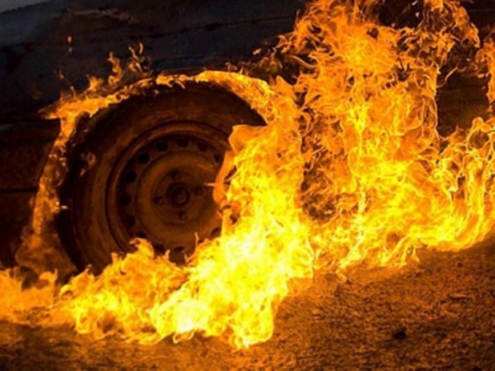 В Мелитополе на автостоянке загорелся автомобиль (видео)