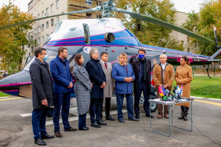 В Запорожскую областную больницу пациентов доставляют на вертолетах 